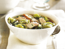 Sopa de pollo con tortellini