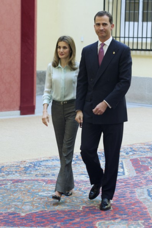 El estilo de Dña. Letizia en su encuentro con miembros de la Fundación Príncipe de Asturias