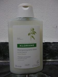 Shampoo extra suave a la leche y avena de Klorane.