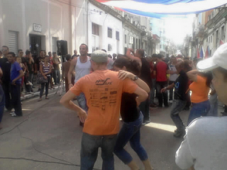 Protesta  contra el mercenarismo bailando en las calles, solo sucede en Cuba [+ fotos]