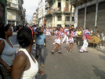 Protesta  contra el mercenarismo bailando en las calles, solo sucede en Cuba [+ fotos]