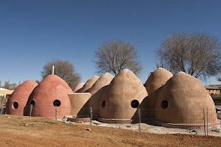 Primer edificio de superadobe en Espana