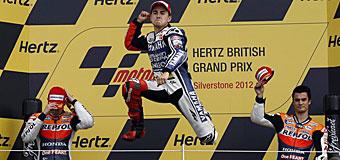 Lorenzo celebra su compromiso con Yamaha remontando hasta ganar en Silverstone