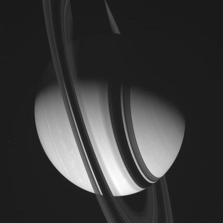 Saturno, en vista lateral