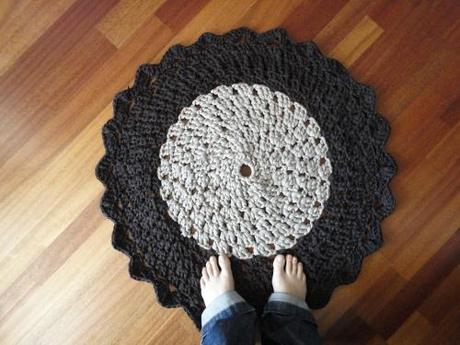 Alfombra circular de trapillo a crochet