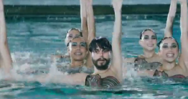 Un hombre en nado sincronizado