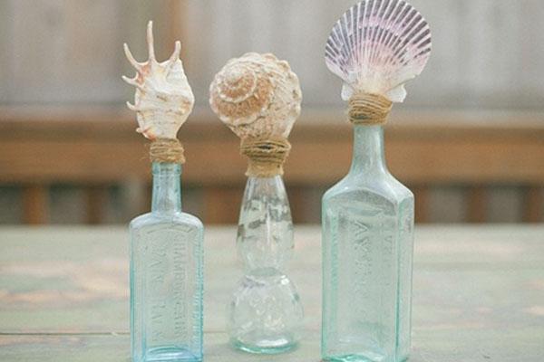 botellas con tapones de conchas