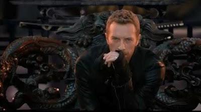 Esperaba en su trono...