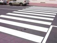 “Piso de peatón”. La mayoría de conductores no respetan las líneas en los pasos de peatones.