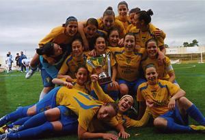 La plantilla del Concello de Friol celebra el título tras el partido. EP