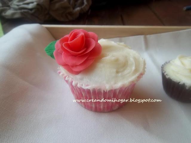 Cupcakes con rosas de fondant.