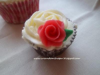 Cupcakes con rosas de fondant.