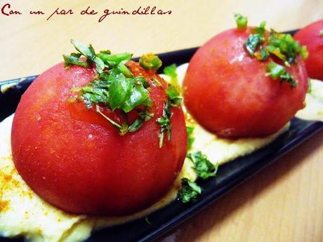 Tomates rellenos de bacalao sobre hummus