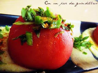 Tomates rellenos de bacalao sobre hummus