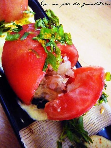Tomates rellenos de bacalao sobre hummus