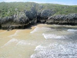 Playa de Guadamía : Cuevas y oquedades margen izquierdo