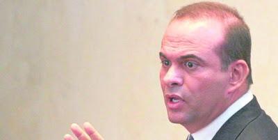 Mancuso acusa a Uribe