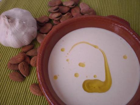 AJOBLANCO MALAGUEÑO DE HABAS SECAS Y ALMENDRAS