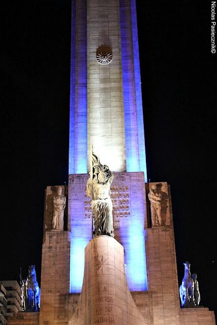 El Monumento a la Bandera de noche