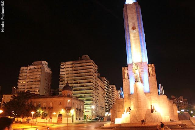 El Monumento a la Bandera de noche