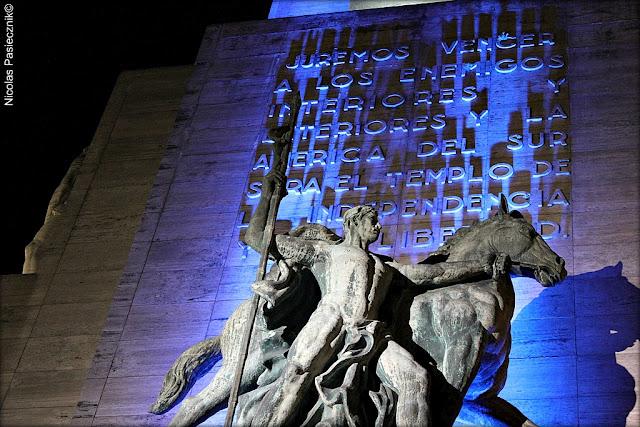 El Monumento a la Bandera de noche