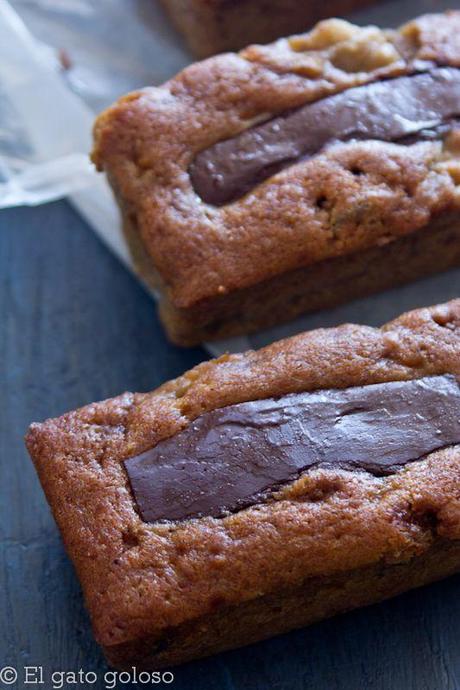 Ponquesitos de banana, mantequilla de maní y chocolate