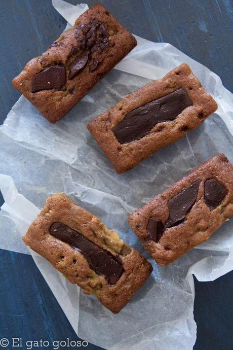 Ponquesitos de banana, mantequilla de maní y chocolate