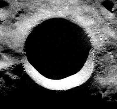 NASA descubre evidencias de hielo en cráter de la Luna