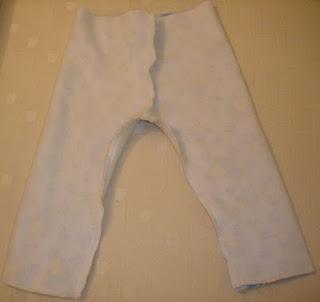 Cosiendo pantalon para bebe