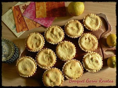 Delicadas tartas de limón para el té y espuma de limón para el postre