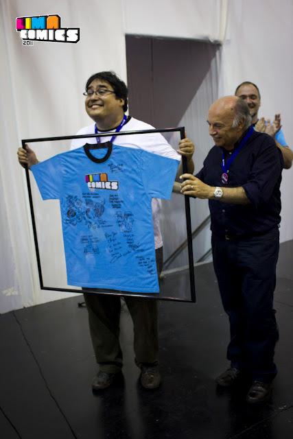 El famoso polo de LimaComics que da poderes especiales