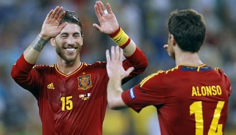 El goleador y su compañero. Xabi Alonso anotó los dos goles españoles. 