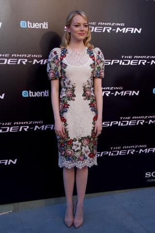 Emma Stone presenta The Amazing Spider-Man por el mundo y marca su estilo!