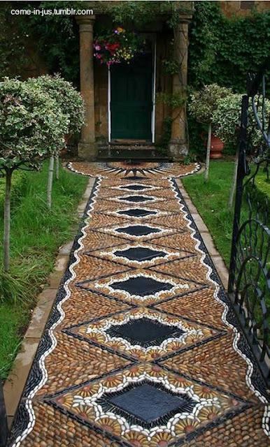 Vereda de piso de mosaico.