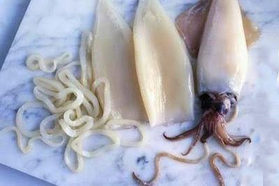 Un calamar precocido eyacula en la boca de una mujer. Un calamar precocido eyacula en la boca de una mujer.