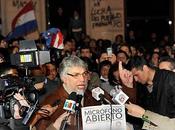Ofreció rueda prensa: Fernando Lugo reunió pueblo puertas televisión pública Paraguay.