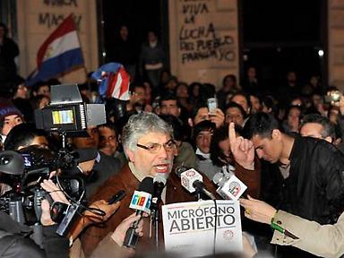 Ofreció una rueda de prensa: Fernando Lugo se reunió con el pueblo a las puertas de la televisión pública de Paraguay.