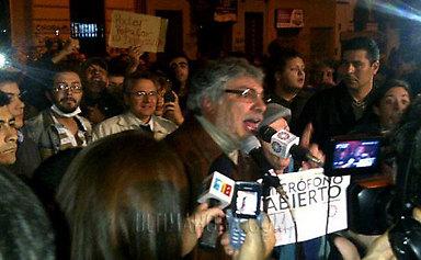 Ofreció una rueda de prensa: Fernando Lugo se reunió con el pueblo a las puertas de la televisión pública de Paraguay.