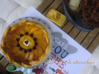 Charlota de mousse de chocolate blanco y melocotón