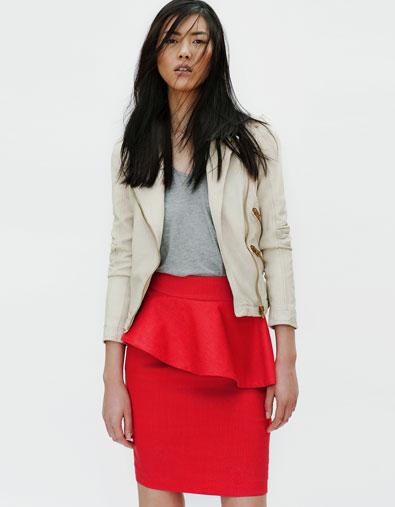 Con falda roja para una boda