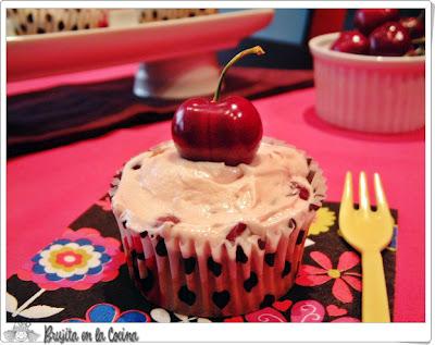 Cupcake de cereza y chocolate blanco