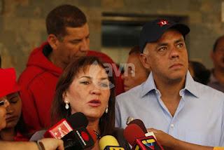 Urb. Simón Rodriguez-instalan nuevos ascensores