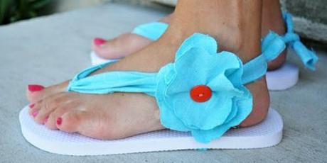 Sandalias caseras hechas con tiras de tela y adornos