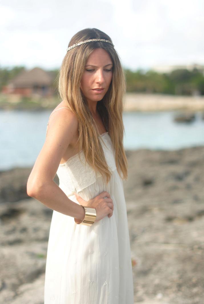 White long dress for a summer night. Idea for a wedding at the beach. White dress at fashion blog