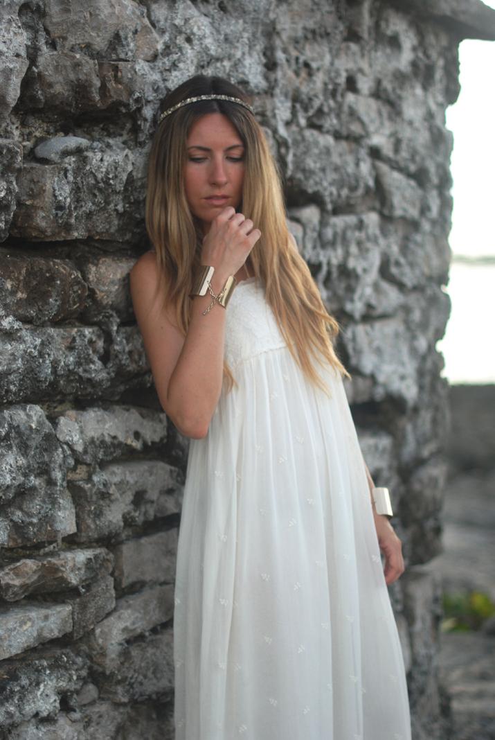 Idea de look para una noche de verano en el blog de moda Mes Voyages à Paris. Mónica Sors con vestido blanco largo de Maje y fotos hechas en la Riviera Maya para el blog de moda Mes Voyages à Paris