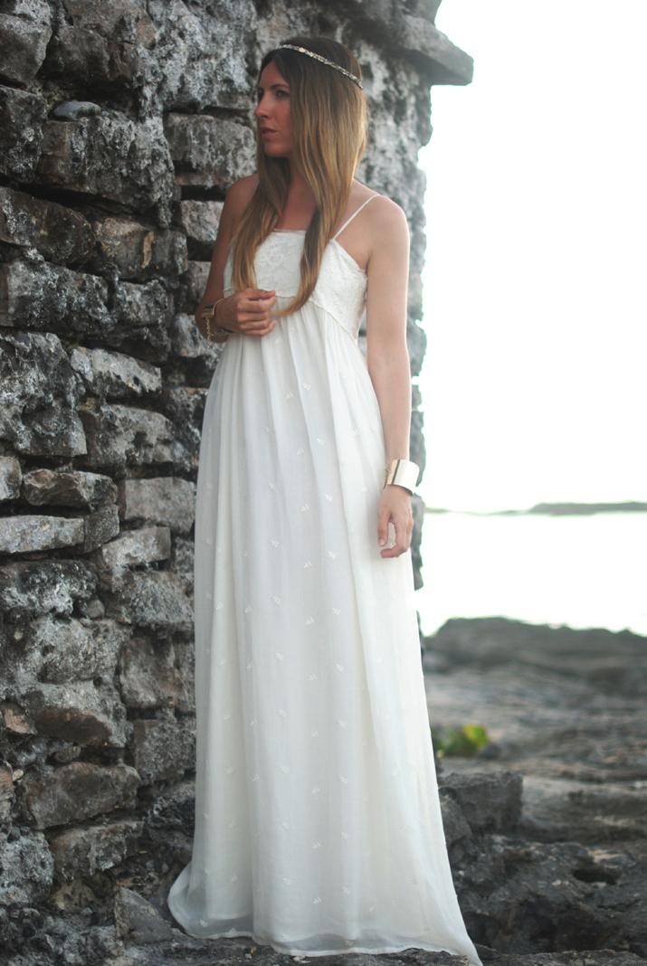 White long dress for a summer night. Idea for a wedding at the beach. White dress at fashion blog