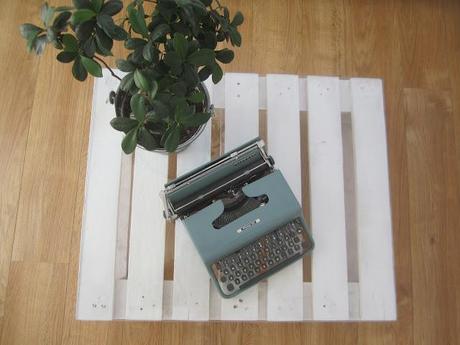 Un salón en tonos claros, sencillo y funcional