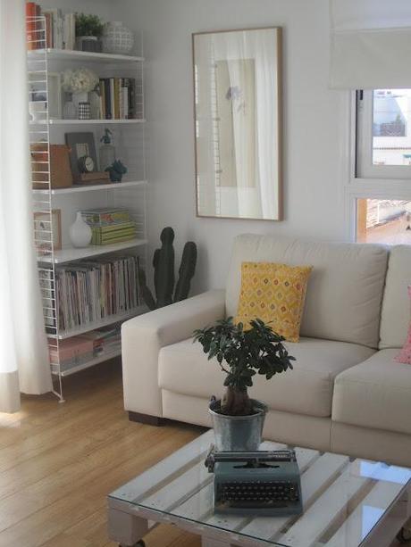 Un salón en tonos claros, sencillo y funcional