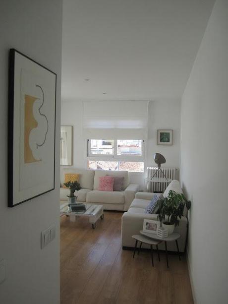 Un salón en tonos claros, sencillo y funcional