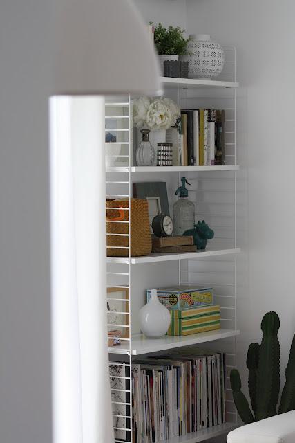 Un salón en tonos claros, sencillo y funcional